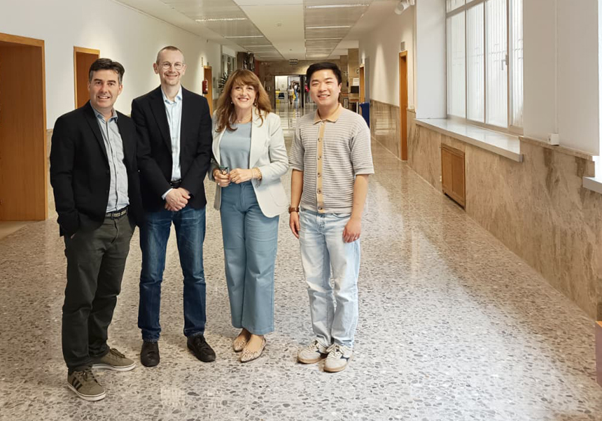Los participantes en el exterior del estudio